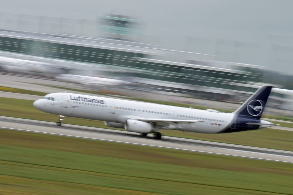 Mann ging in Flugzeug mit Metallgabel auf Passagiere los