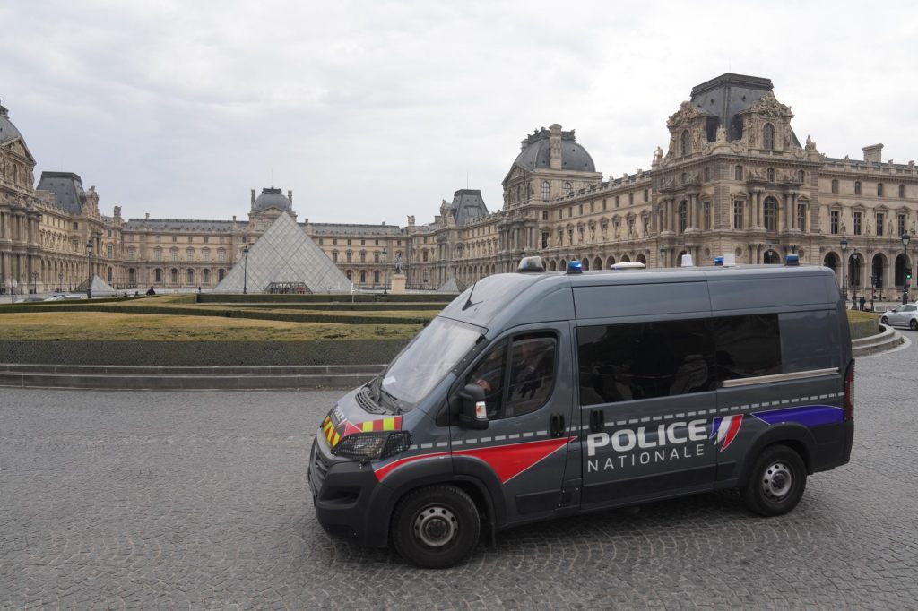 Juwelendiebstahl im Louvre – Ermittler prüfen Alarmanlage