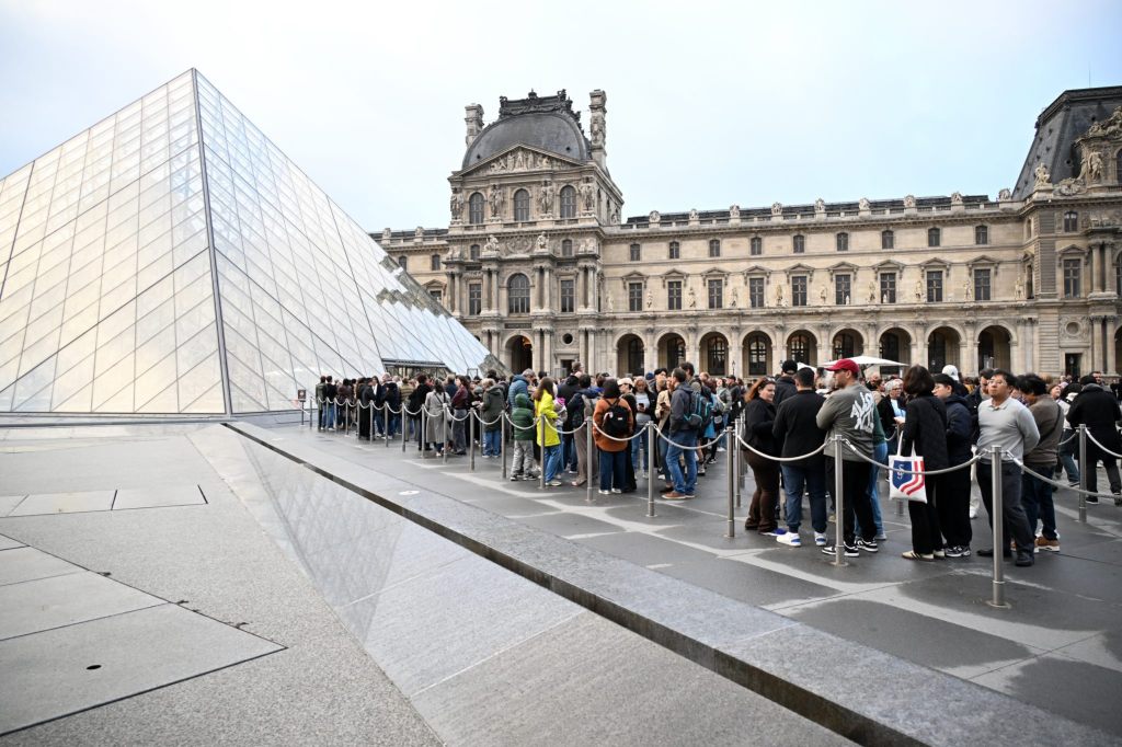 Louvre hat nach Juwelenraub wieder geöffnet