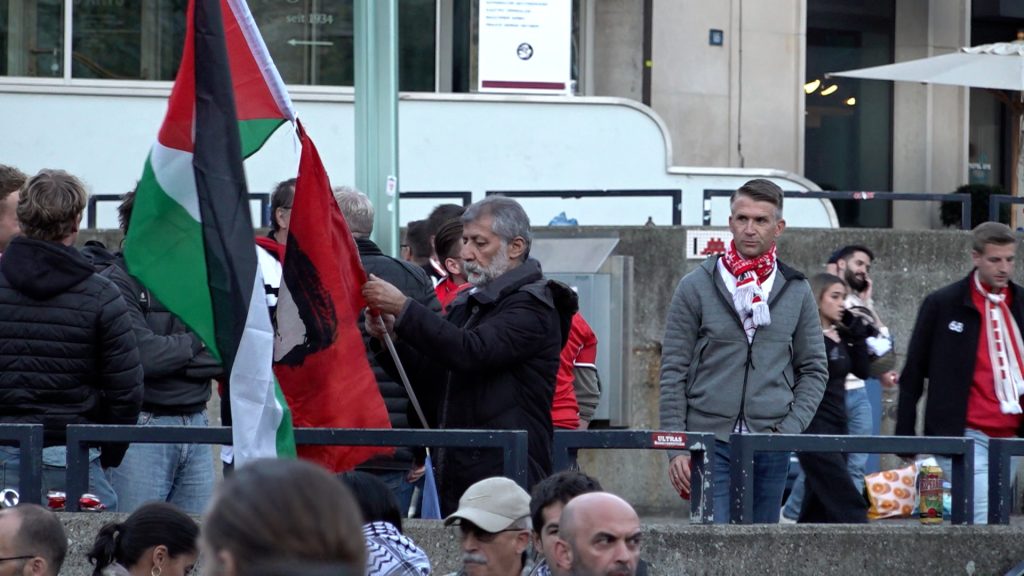 Links die Palästina-Demo, rechts die VfB-Fans – es blieb friedlich