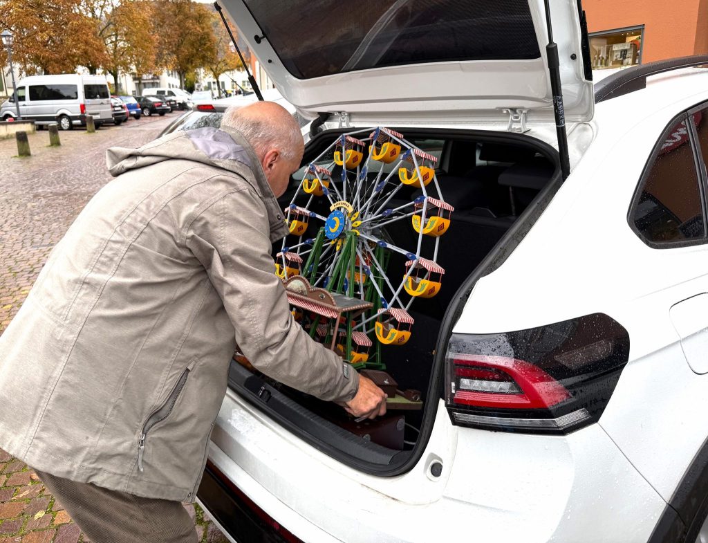 Wie aus CD-Playern und Handmixern die Herbstmesse in Miniatur entsteht