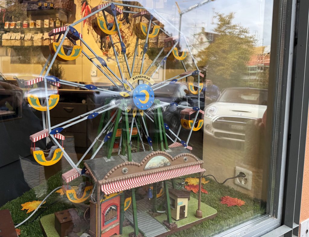 Wie aus CD-Playern und Handmixern die Herbstmesse in Miniatur entsteht