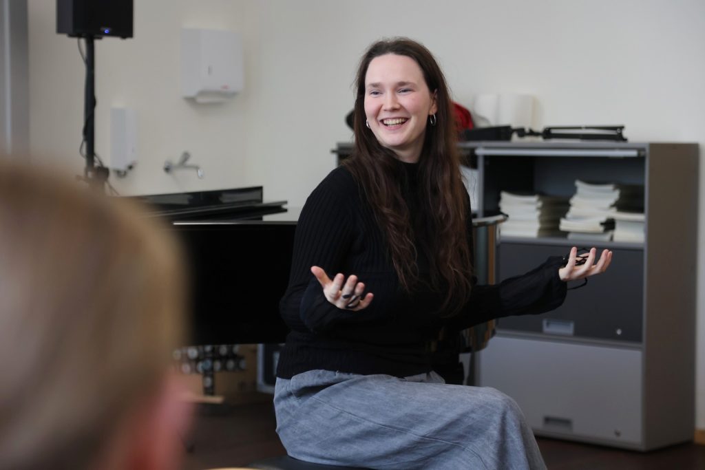 So entstand ihr ESC-Hit: Zoë Më zeigt am Gymnasium, wie Songs geschrieben werden