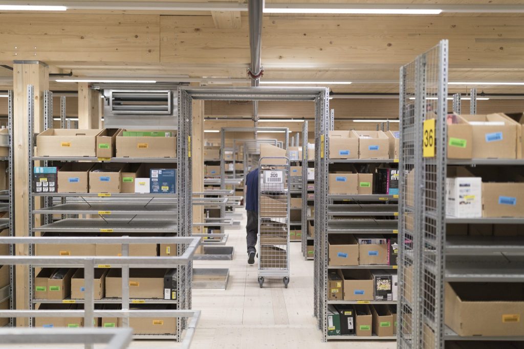 18-Jähriger bestellt Waren für hunderttausend Euro an Schule