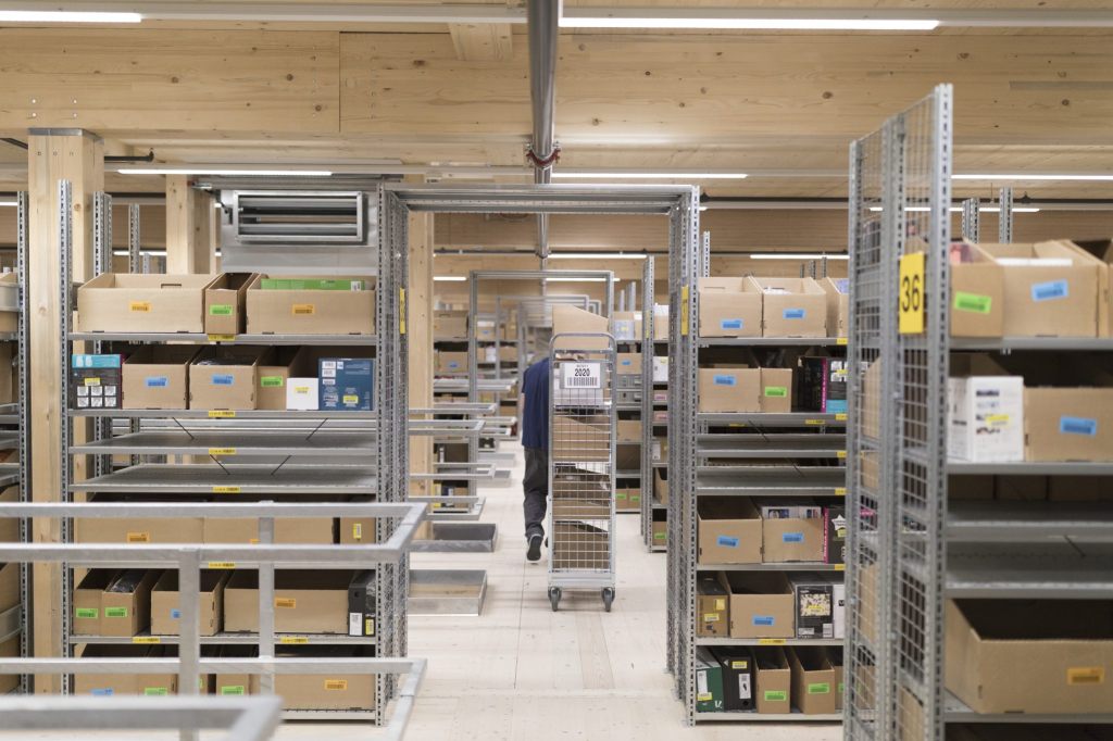 18-Jähriger bestellt Waren für hunderttausend Euro an Schule