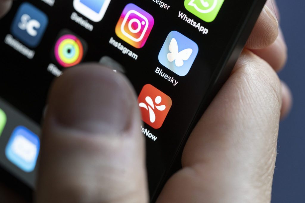 Schweizer verbringen im Schnitt einen Viertel des Tages im Netz