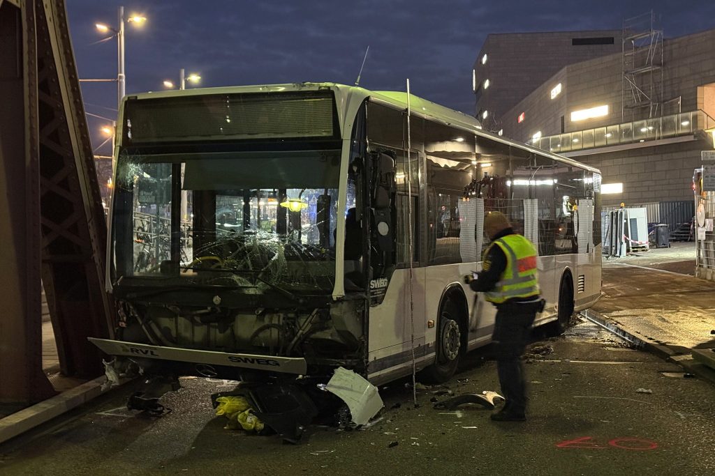 Bus erfasst in Weil am Rhein Autos und Passanten - eine Frau stirbt