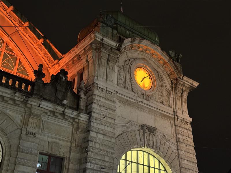 Basel leuchtet orange: Symbol für Hoffnung und eine gewaltfreie Zukunft