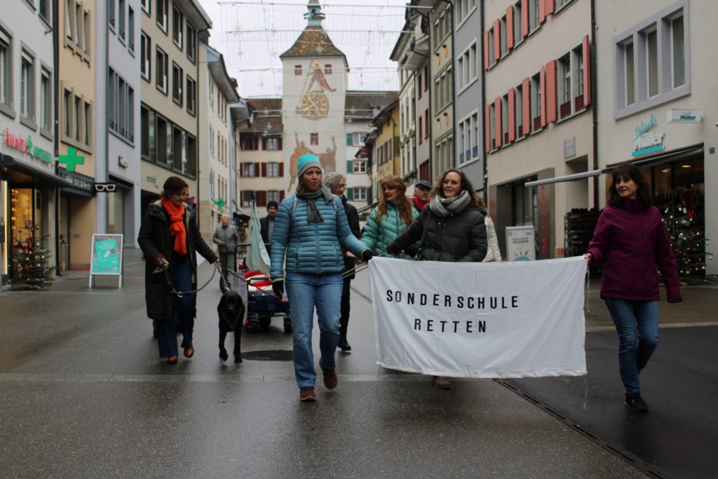 Eltern verlangen bessere Betreuung für beeinträchtigte Kinder