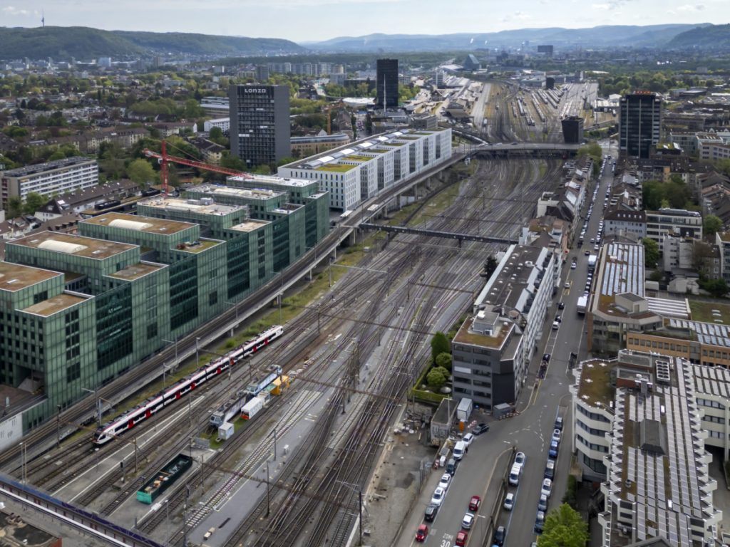 Uvek streicht eine Velopasserelle am Basler Bahnhof SBB aus Plan