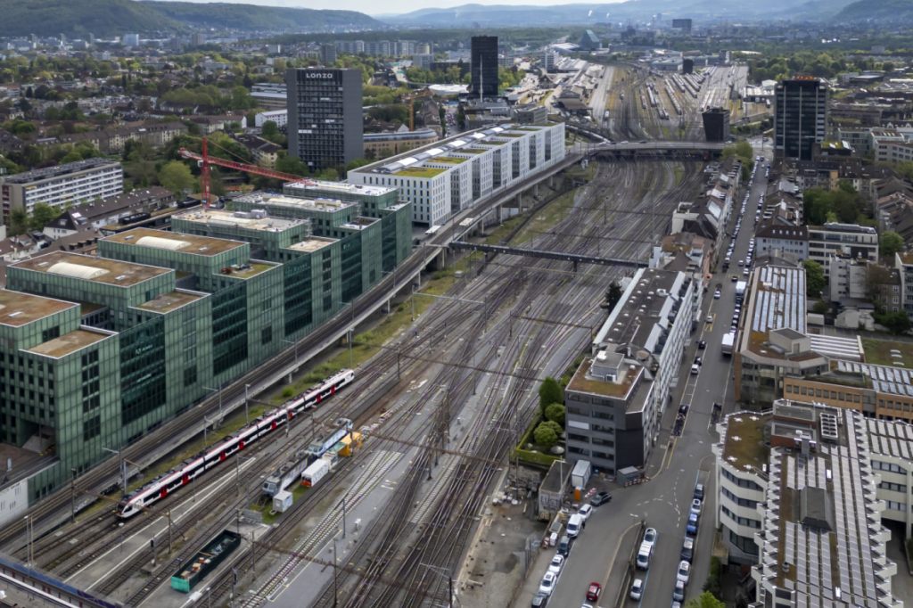 Uvek streicht eine Velopasserelle am Basler Bahnhof SBB aus Plan