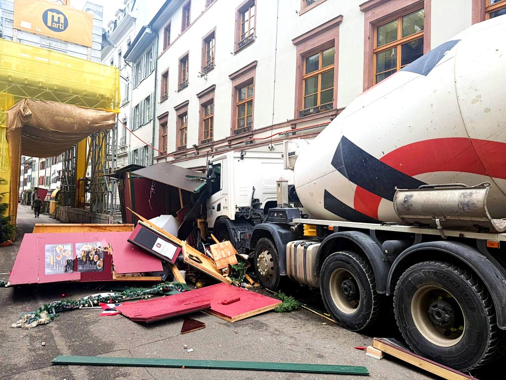 Lastwagen-Unfall in der Adväntsgass: Chauffeur verletzt, drei Stände zerstört