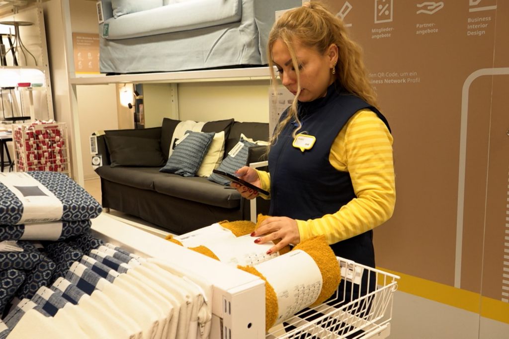 Geflüchtete finden über die Arbeit im Möbelhaus den Weg in die Gesellschaft