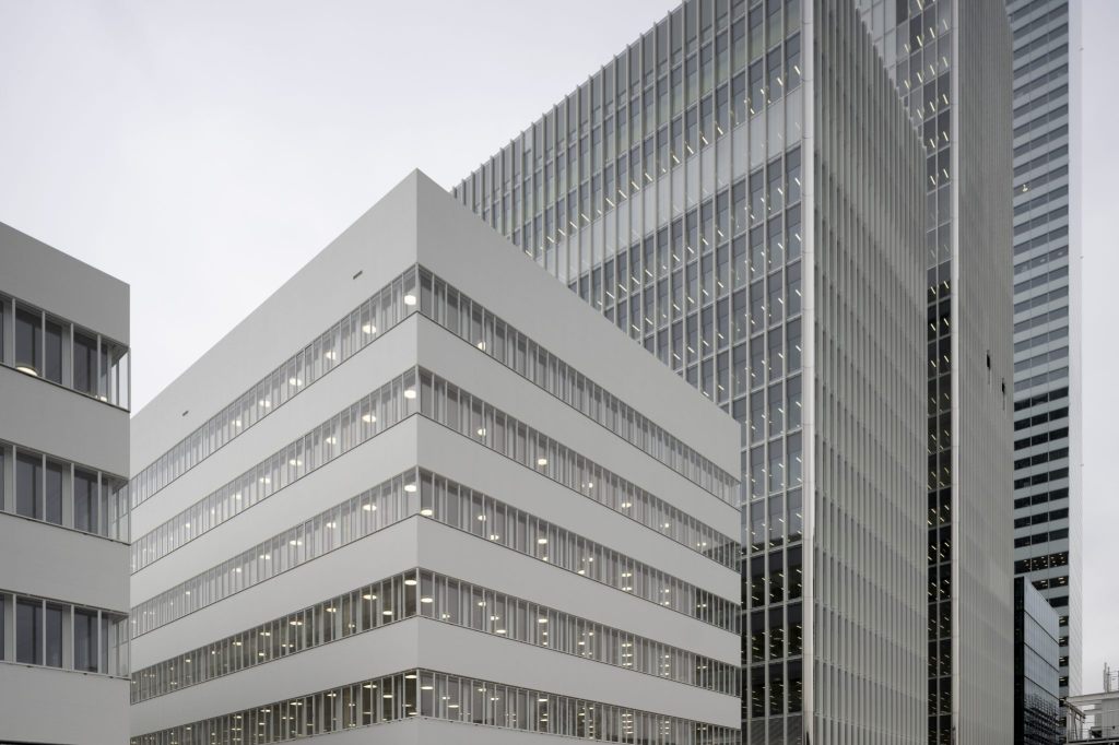 Roche bleibt im Spannungsfeld zwischen Politik und Forschung