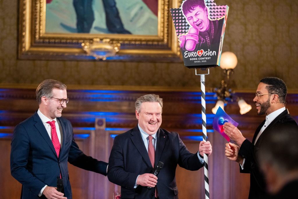 Conradin Cramer übergibt den ESC an Wien