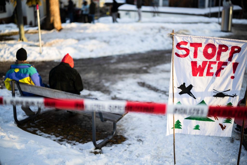 Demonstrierende blockieren Strasse nach WEF-Austragungsort Davos