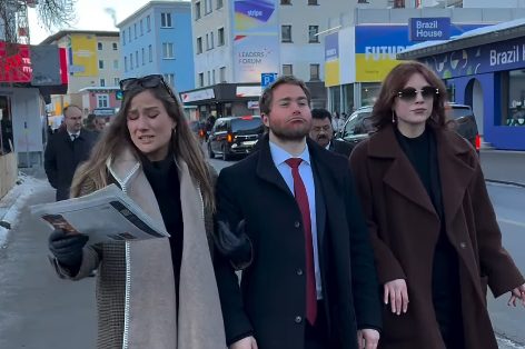 Basler Schauspieler tritt in Davos als Trump-Imitator auf